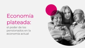Fotografía en blanco y negro de una pareja de pensionados sentados, sonriendo y abrazados, con su nieta detrás abrazándolos por los hombros. La escena transmite unión familiar y felicidad. A la izquierda, sobre fondo claro, se lee el texto “Economía plateada: el poder de los pensionados en la economía actual” en tipografía moderna, acompañado de un círculo magenta como elemento gráfico decorativo.