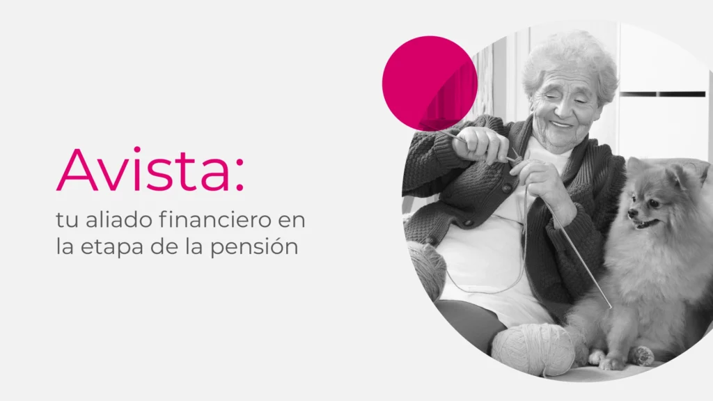 Pensionada colombiana tejiendo en casa junto a su perro, reflejando tranquilidad financiera con Avista como aliado en la etapa de la pensión