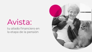 Pensionada colombiana tejiendo en casa junto a su perro, reflejando tranquilidad financiera con Avista como aliado en la etapa de la pensión