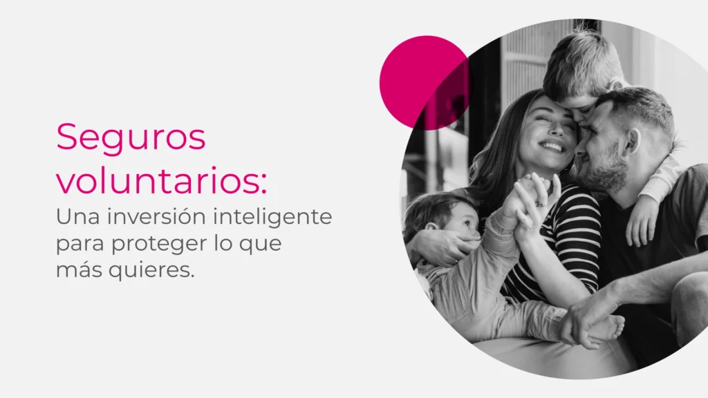 Familia feliz abrazándose en casa, representando la protección y tranquilidad que brindan los seguros voluntarios de Avista