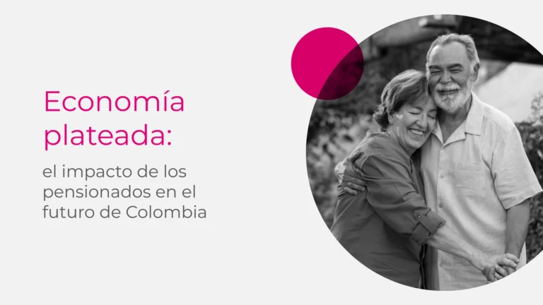 Pareja de pensionados colombianos sonrientes junto a su nieta, representando la importancia de la economía plateada en Colombia