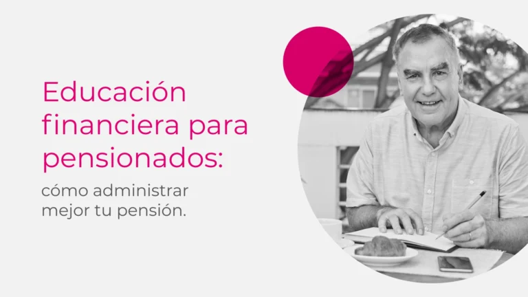 Pensionado colombiano revisando sus cuentas con una libreta y calculadora en casa, representando educación financiera