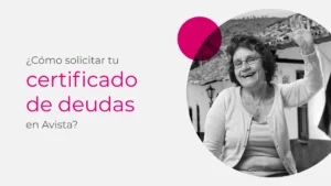 Pensionada colombiana sonriente solicitando su certificado de deudas en Avista de forma fácil y rápida