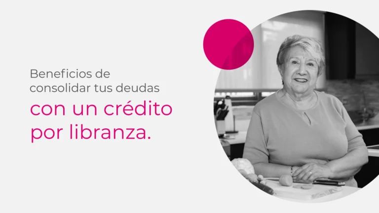 Pensionado colombiano organizando sus finanzas tras consolidar deudas con Avista