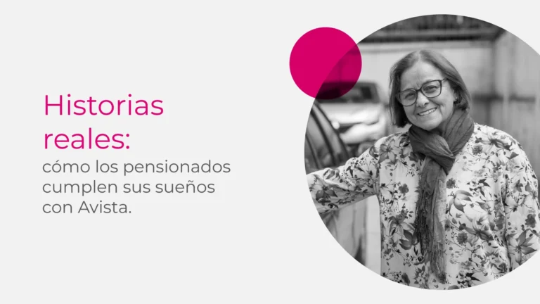 Pensionados colombianos sonrientes disfrutando momentos en familia, representando sueños cumplidos con Avista
