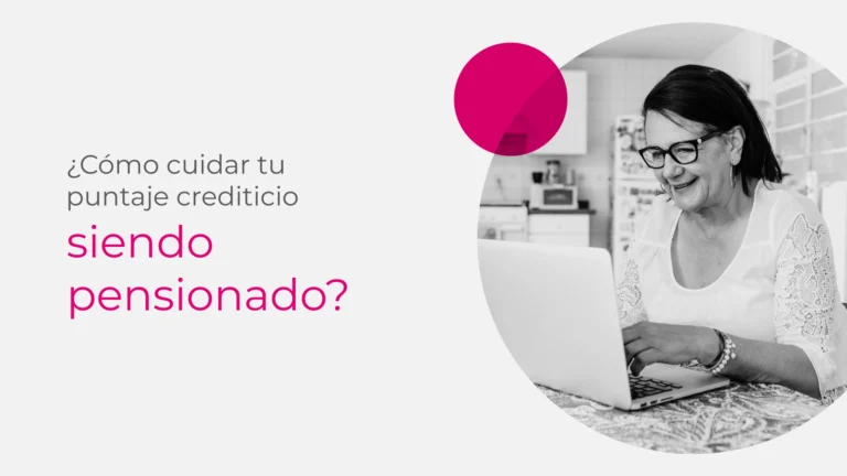 Pensionado colombiano revisando su historial crediticio en línea con Avista