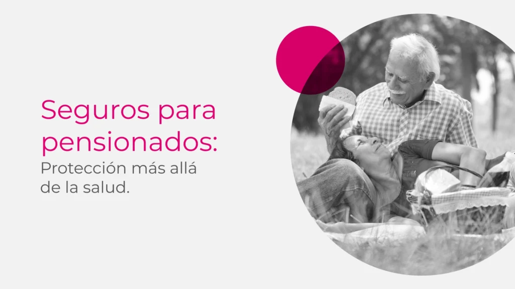 Pensionado colombiano sonriendo junto a su familia, representando tranquilidad gracias a sus seguros con Avista