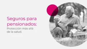 Pensionado colombiano sonriendo junto a su familia, representando tranquilidad gracias a sus seguros con Avista