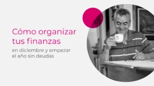 Pensionado colombiano organizando su presupuesto navideño en una libreta