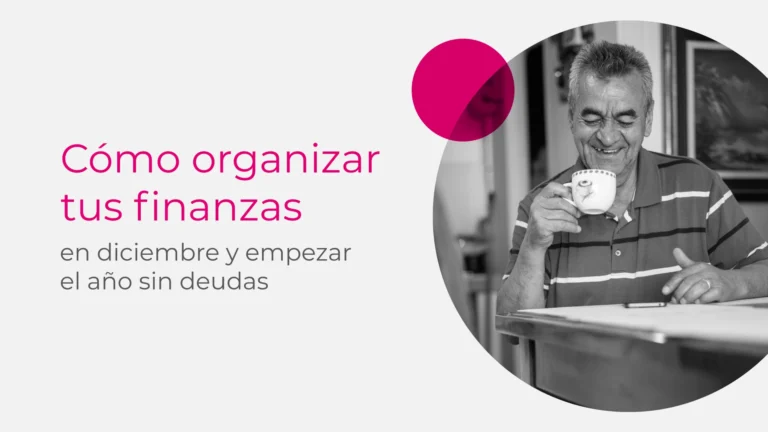 Pensionado colombiano organizando su presupuesto navideño en una libreta