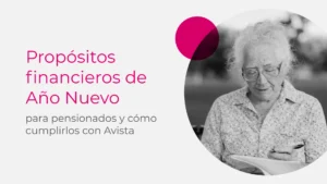 Pensionado colombiano escribiendo sus propósitos financieros de Año Nuevo