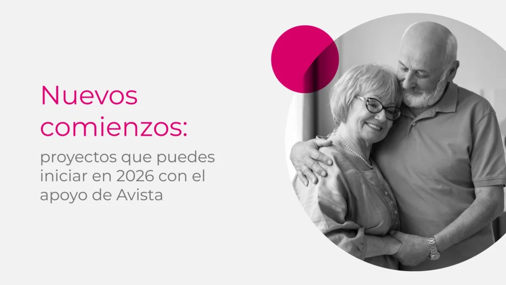 Pensionado colombiano planificando sus proyectos para 2026 sentado en su hogar