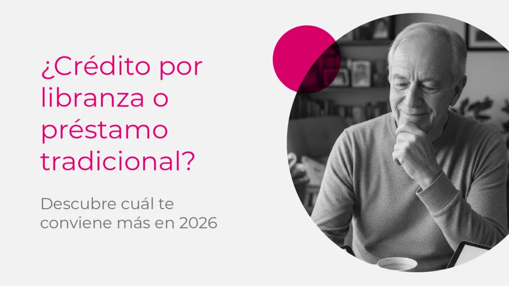 Adulto mayor colombiano analizando opciones de crédito por libranza y préstamo tradicional en casa