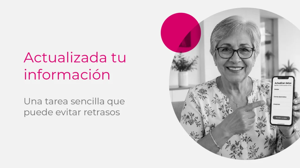 Pensionada colombiana actualizando su información financiera desde el celular de forma segura.