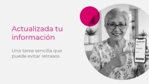 Pensionada colombiana actualizando su información financiera desde el celular de forma segura.