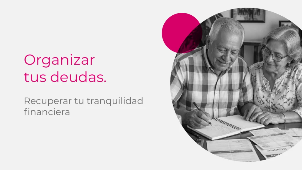 pareja de pensionados colombianos de unos 70–75 años, en su hogar, revisando tranquilamente una libreta con sus gastos